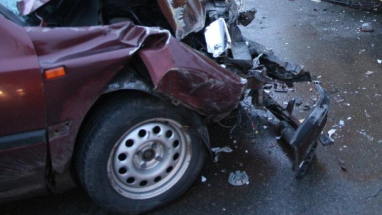 Двама младежи пострадаха след сблъсък със стълб