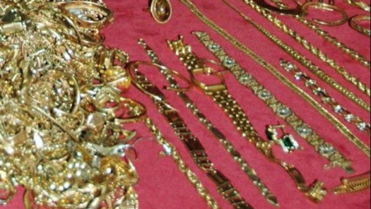 Баба даде злато на "лекар", че дъщеря й е болна