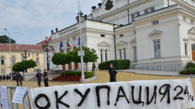 Столетницата съзря ръката на ГЕРБ в утрешния протест пред НС