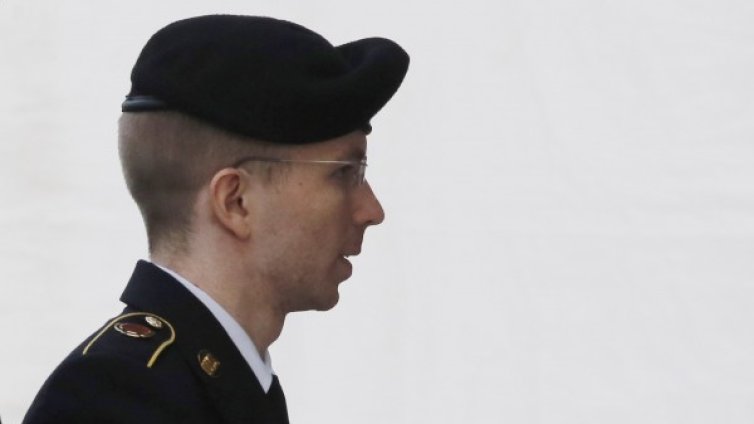 Информаторът на Wikileaks поиска помилване от Обама