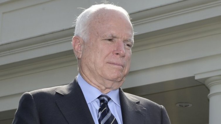 Сенатор играе покер по време на изслушванията за Сирия