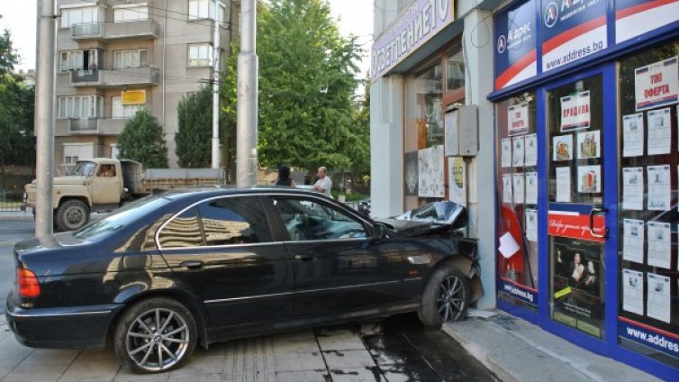 Пиян се натресе с BMW в магазин