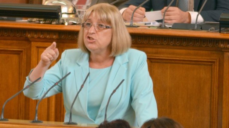 Цачева оцени с отличен министрите, но за популизъм