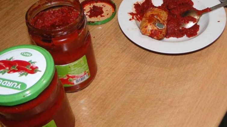 Бижута в буркани с лютеница хванаха сръбски митничари 