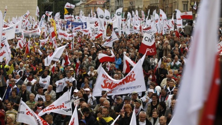 100 000 поляци излязоха на протест, плашат със стачка