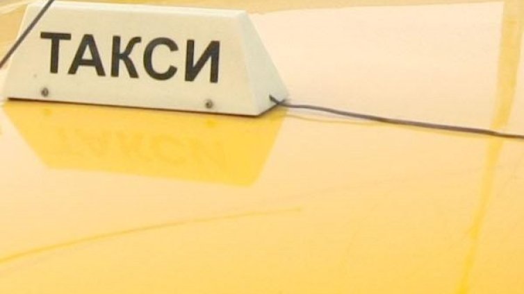 Такси се вряза в автобус, таксиджията загина