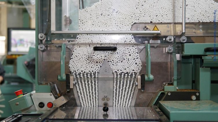 Българи и украинци са открити в нелегална фабрика за цигари в Италия