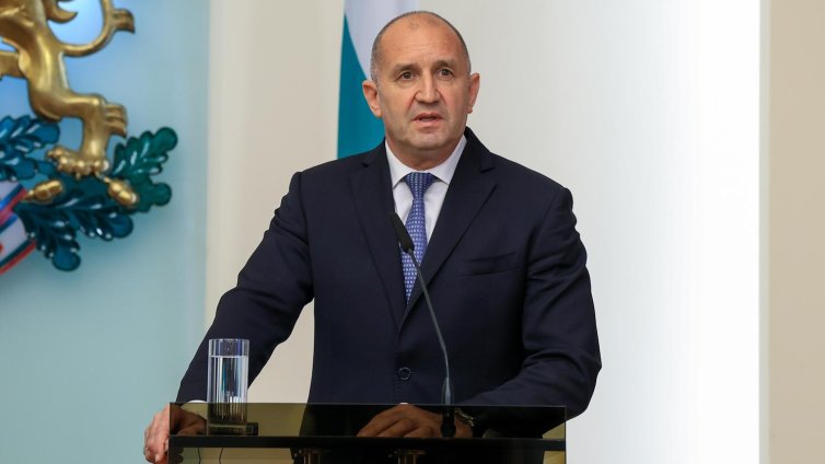 Радев сезира КС и поиска да се обяви за "нищожен" отказа на НС да разгледа референдума