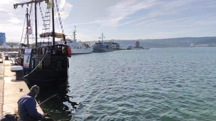 Проверяват за замърсяване на морето след атаката срещу двата кораба