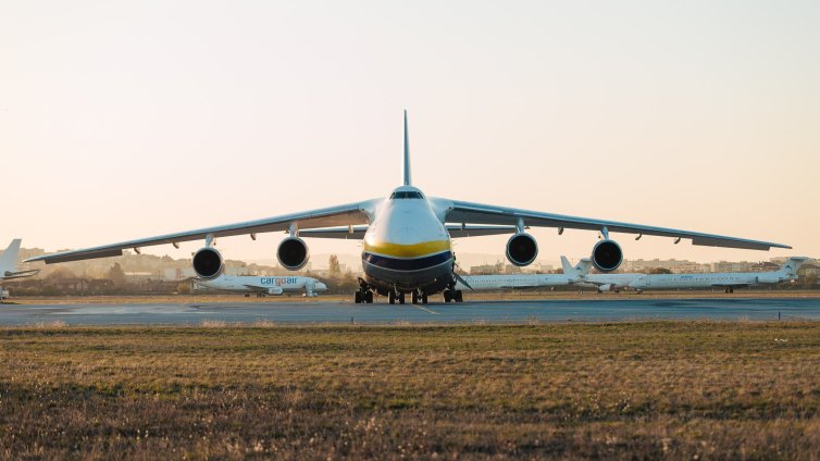 Товарният гигант Ан-124 "Руслан" кацна в София ВИДЕО