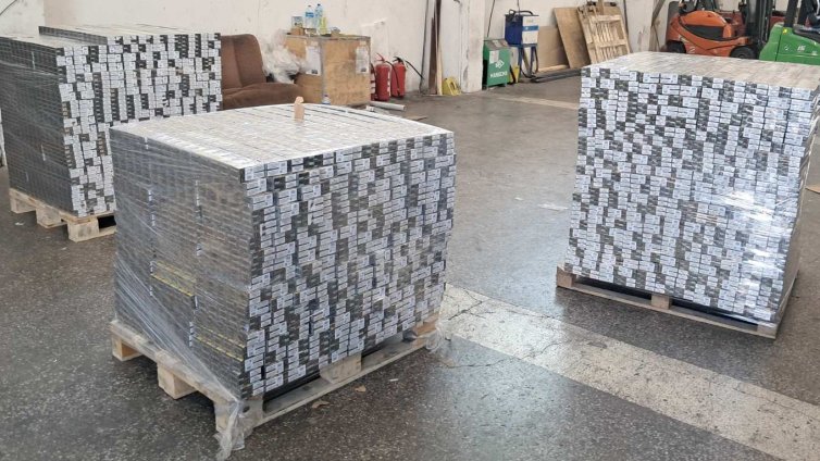 Митничари задържаха над 560 000 къса контрабандни цигари на "Капитан Андреево"
