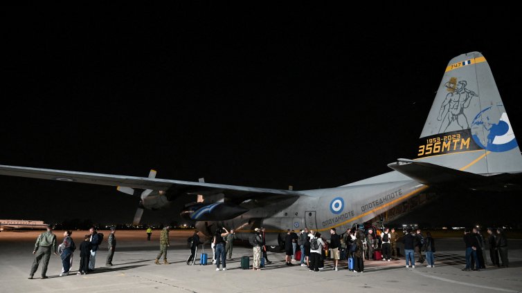 Със специален полет Гърция евакуира от Дубай хора с домашни любимци