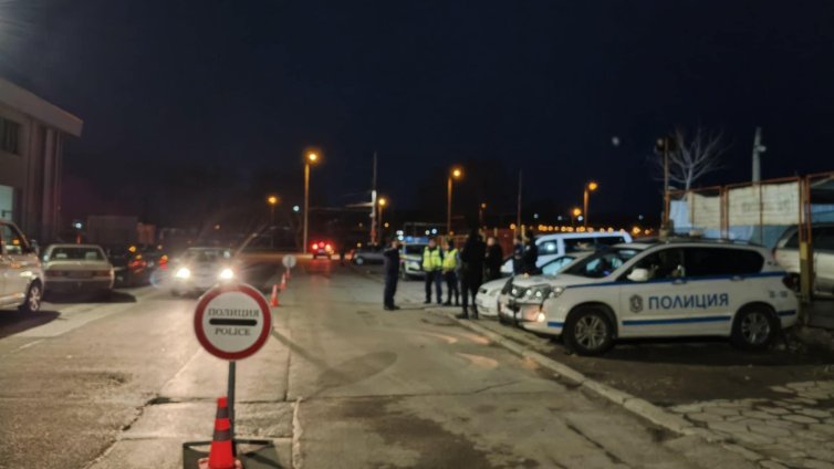 Служител на МВР е задържан при спецакция