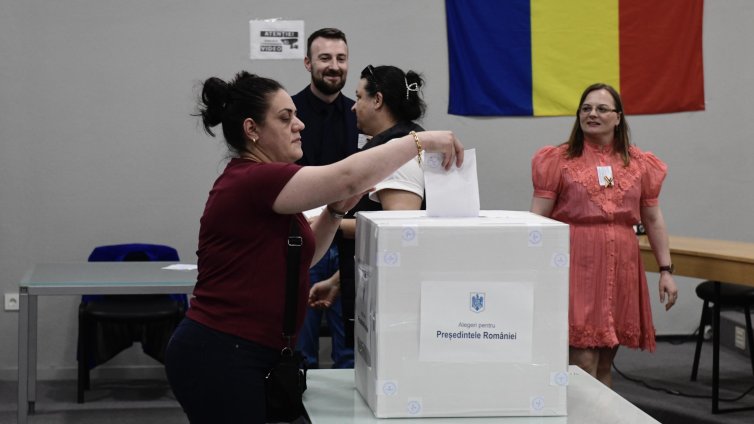 Първи екзитпол в Румъния: Дан получава 54,9% на президентския балотаж