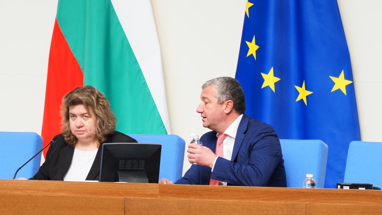 БСП: Вотът на недоверие е вреден, дебатът за фискалната политика - полезен