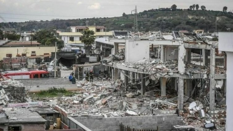 Извадиха живи 9 души от рухналите сгради в Истанбул