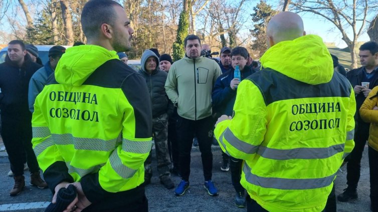 Откриха нефтено петно край Созопол, синът на изчезналия капитан Спасов се надява на чудо