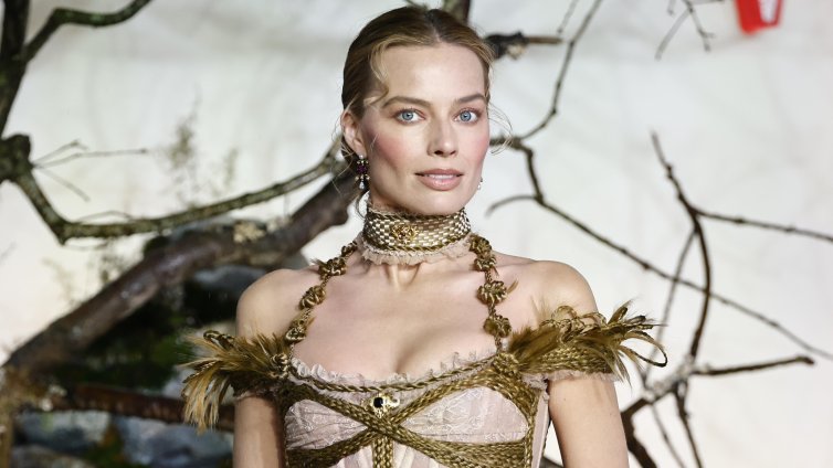 Марго Роби се появи в прозрачна рокля, направена от коса