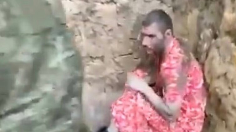 За наказание: Пратиха в &ldquo;месомелачката&rdquo; руски войник облечен в рокля (ВИДЕО 16+)
