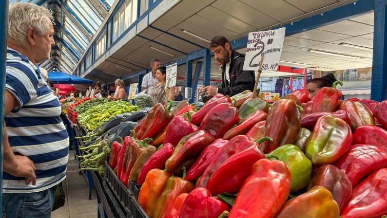Гърци масово пътуват до България за евтина храна и горива 