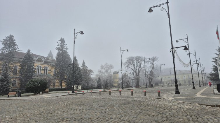 Мъгливо и облачно ще е утре, къде ще превалява?