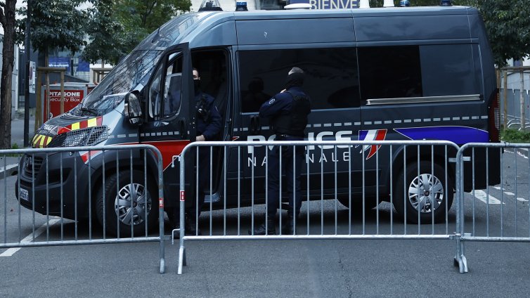 Арестуваха мъж, намушкал двама души в училище във Франция