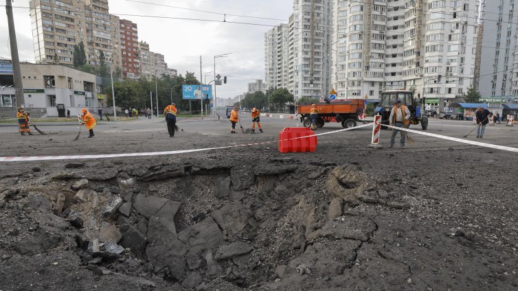 Мощни експлозии в Киев след предупреждение за атака с балистични ракети