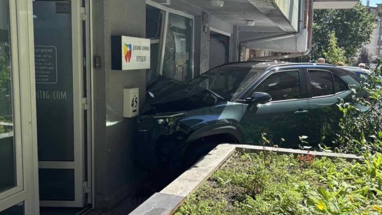 В София: Лек автомобил &ldquo;влезе&rdquo; в дентален кабинет