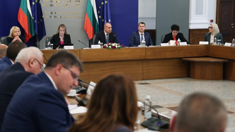Радев иска актуализация на плановете при бедствия от областните управители