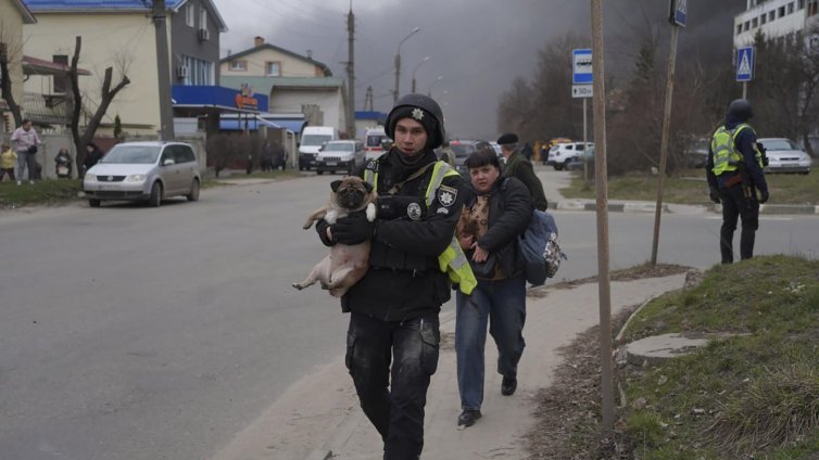 Мъж откри безразборна стрелба от покрив в Мурманск
