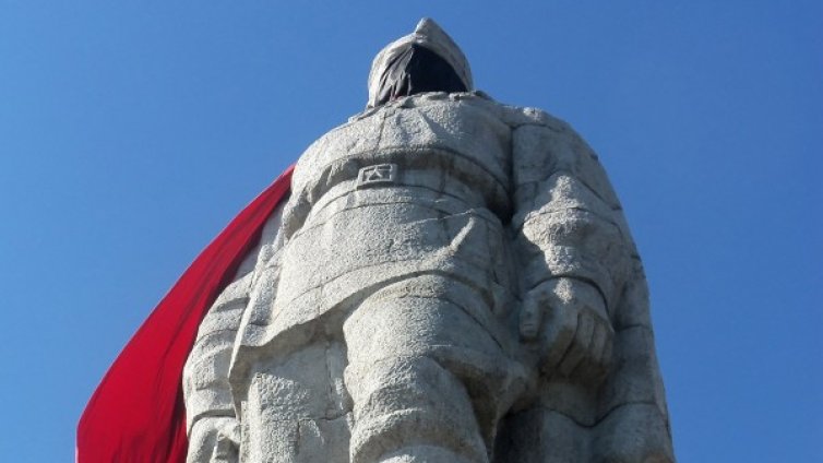Паметникът на Альоша осъмна с червено наметало