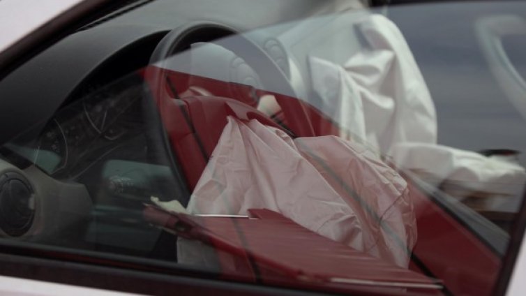 Бус и три коли се удариха на Е-79