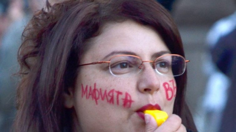 Петдесетина свирят и освиркват Народното събрание