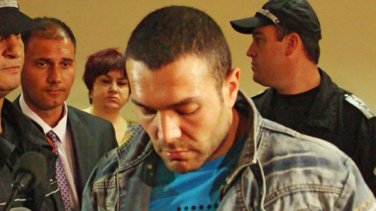 Скръчков подивял след клаксон. Блъскал и ритал таксиджията