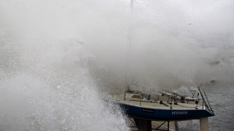 Проливният дъжд наводни улици и булеварди във Варна