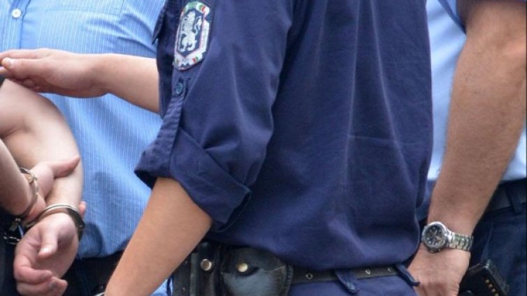 Задържаха двама телефонни измамници във Варна