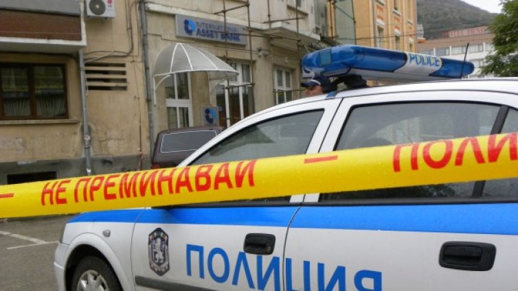 Двама спипани за банковия обир, издирват бивше ченге
