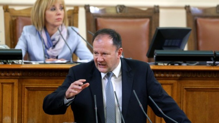 Няма парламентарна криза, смята Миков