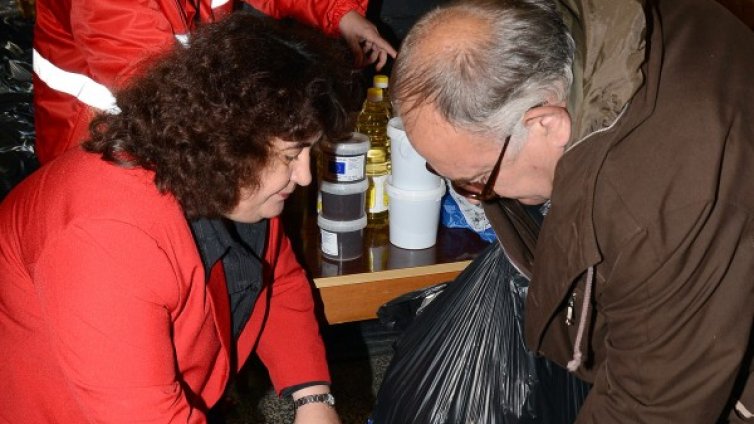 Боб, ориз и вафли за над 330 хил. бедни българи