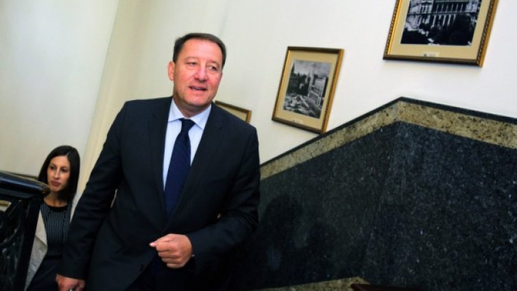 Вот на недоверие заради бежанците? Неоснователно е!