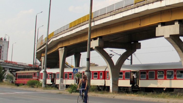 Камъни поразиха три влака, оплакаха се от БДЖ