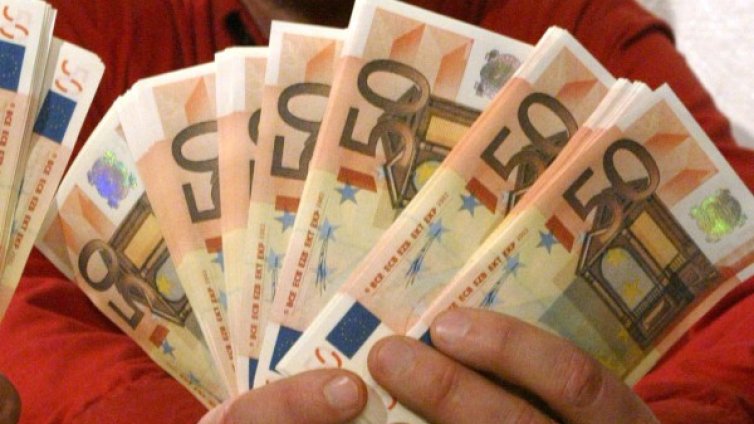 Бургазлийка "изгоря" с 2900 евро след измама 