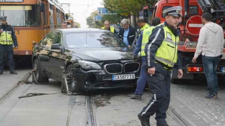 BMW и "Шкода" се удариха челно на "Дондуков"