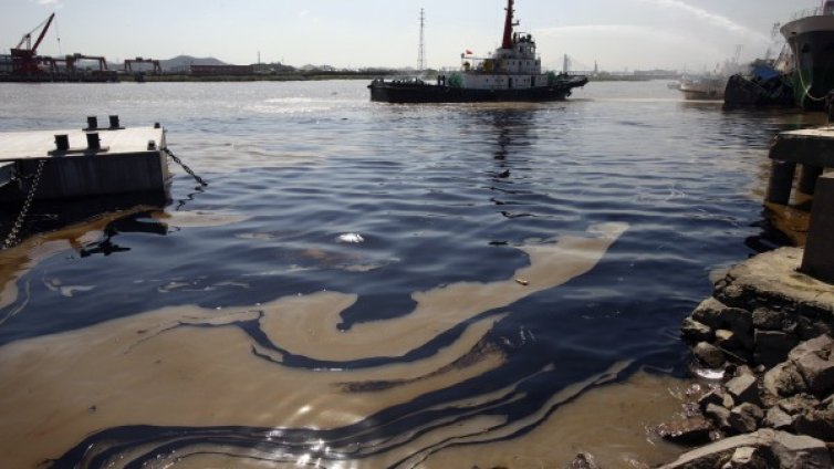 7 души загинаха при взрив на танкер в пристанище в Китай