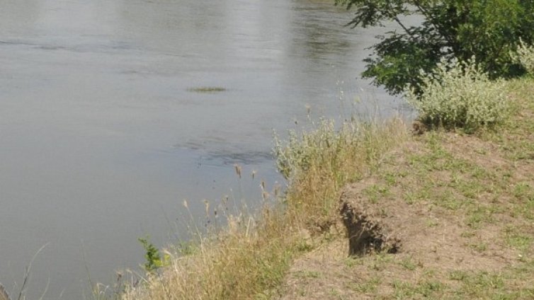 Кола падна в коритото на Стара река