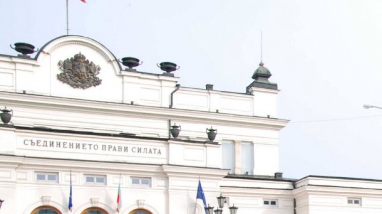 Студенти питат депутатите: Не ви ли е срам?