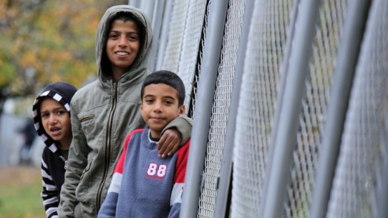 Лекари от Александровска болница преглеждат деца на бежанци 