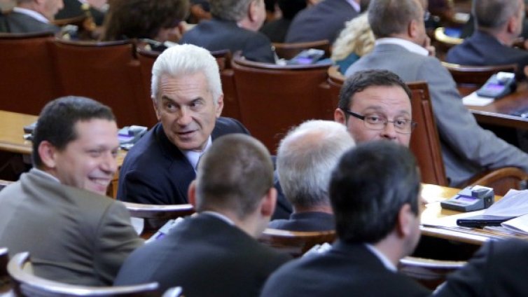 Не се плаша от Сидеров, отсече Караянчева 