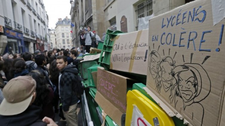 Протести на ученици във Франция срещу депортиране на техни съученици 