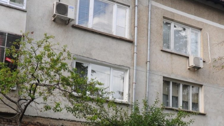 Баща и син направиха скандал на опашка за помощи